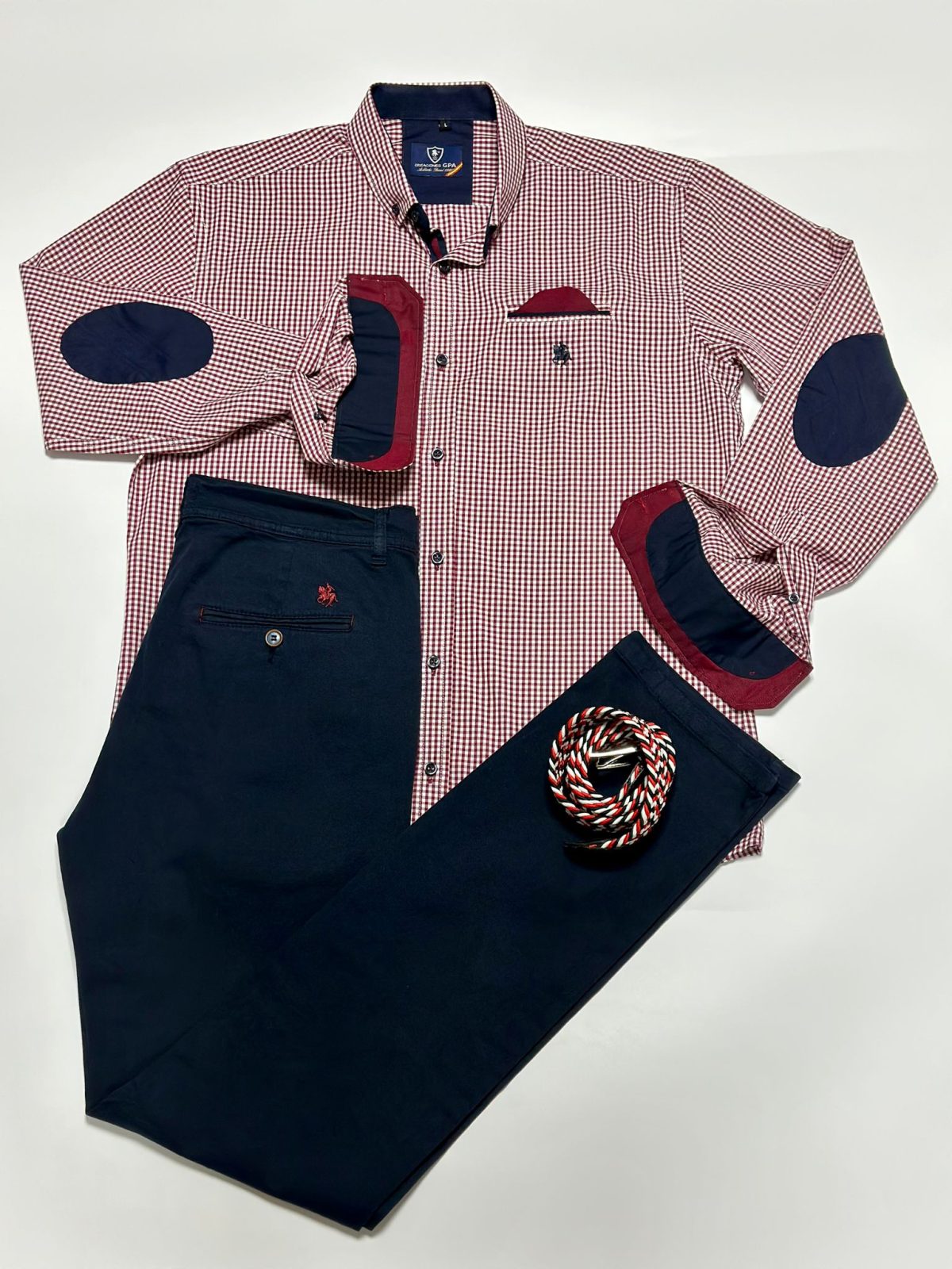 Camisa Vichy Granate con pantalón chino marino