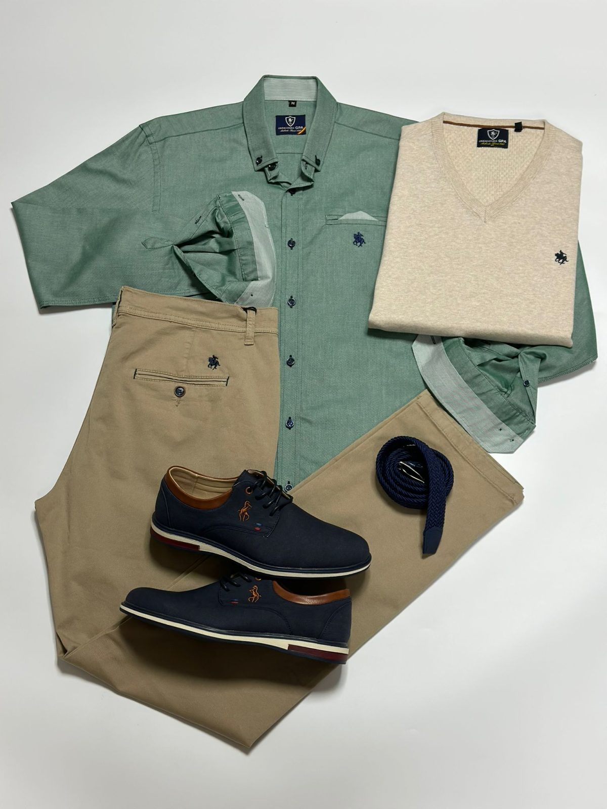 Set 4 - Camisa Oxford Verde, Jersey Crema, Pantalón Chino Beige y Zapato Marino hombre