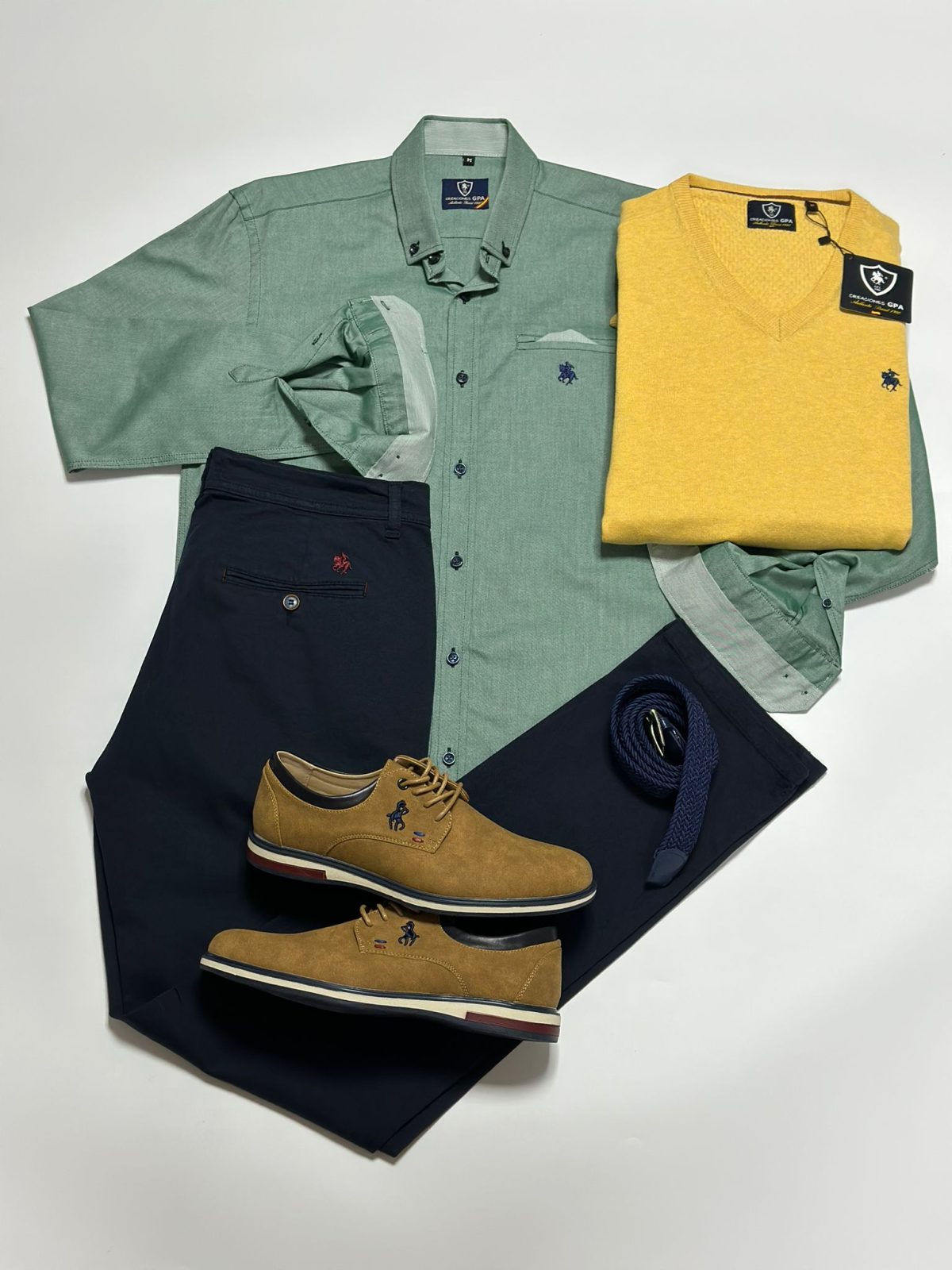 Set 4 - Camisa Oxford Verde, Jersey Amarillo, Pantalón Chino Marino y Zapato Marrón hombre