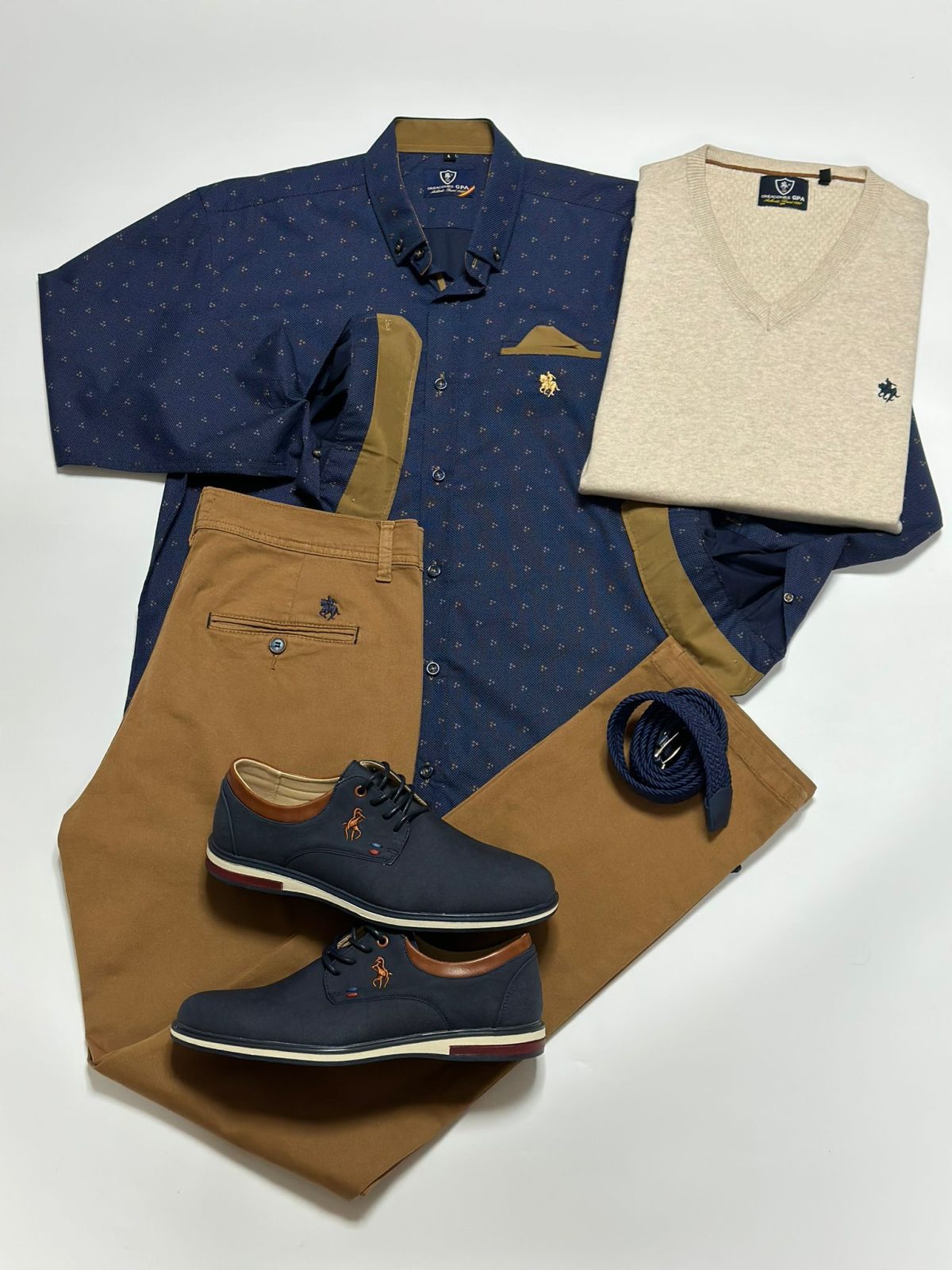 Set 4 - Camisa Azul Marino con Estrella, Jersey Crema, Pantalón Chino Marrón y Zapato Marino hombre