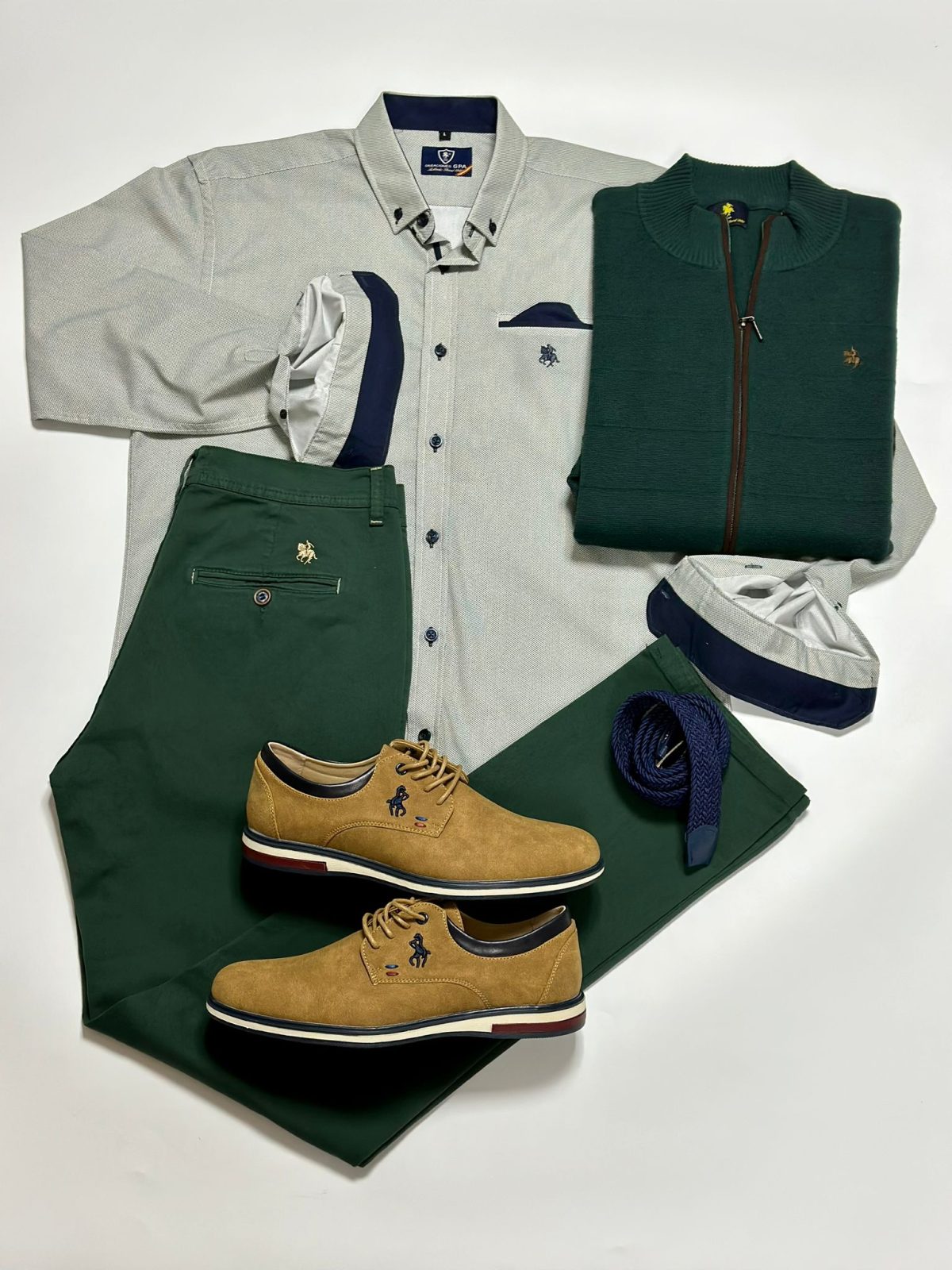 Set 4 - Camisa Espiga verde, Rebeca Cremallera Verde, Pantalón Chino Verde y Zapato Camel hombre