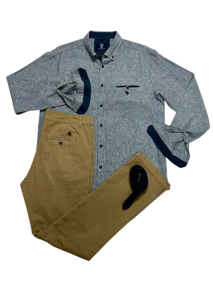 Camisa, raya marino, pantalón beig