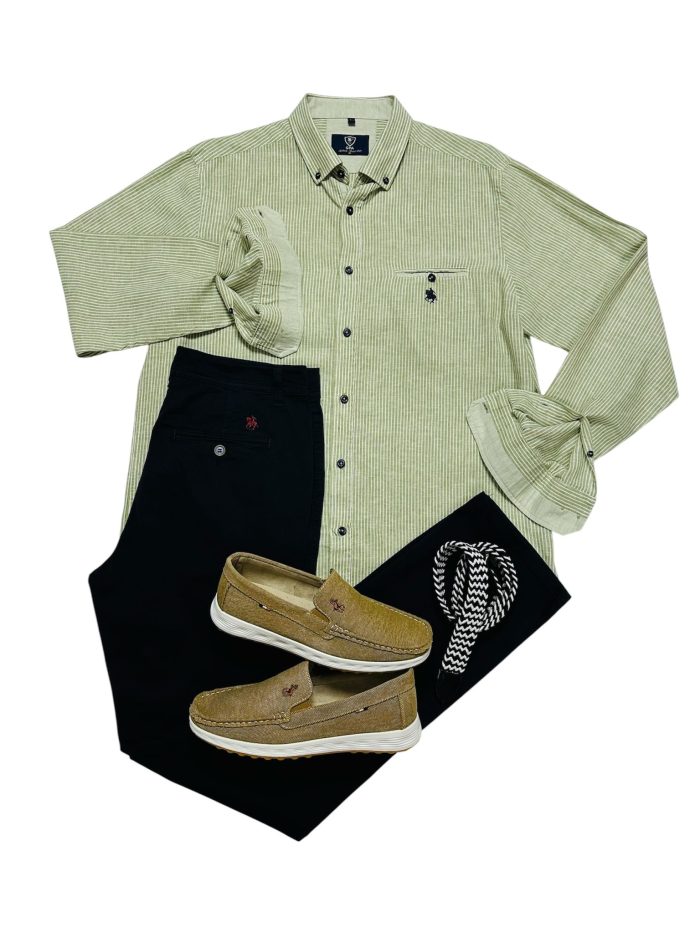 Camisa, raya verde, lima, pantalón azul marino, náutico Camel