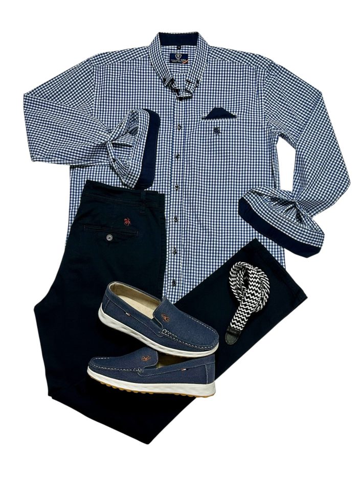 Camisa Vichy azul, pantalón marino, náutico marino