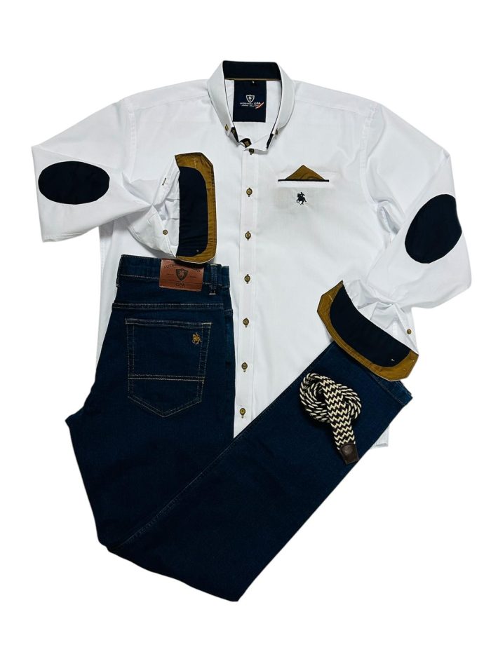 Camisa blanca codo pantalón vaquero