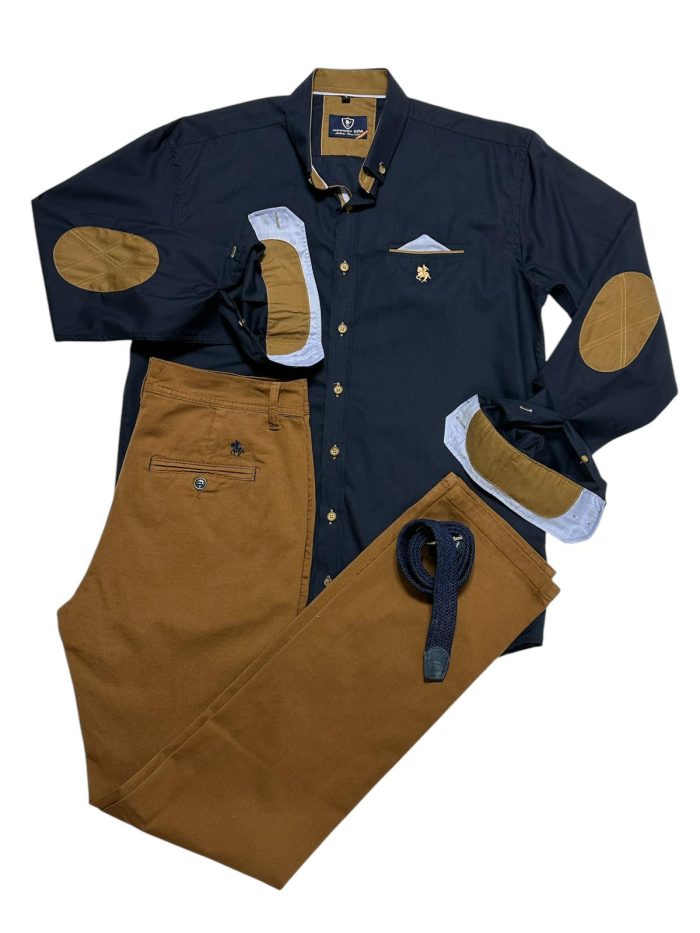 Camisa marino codo pantalón camel